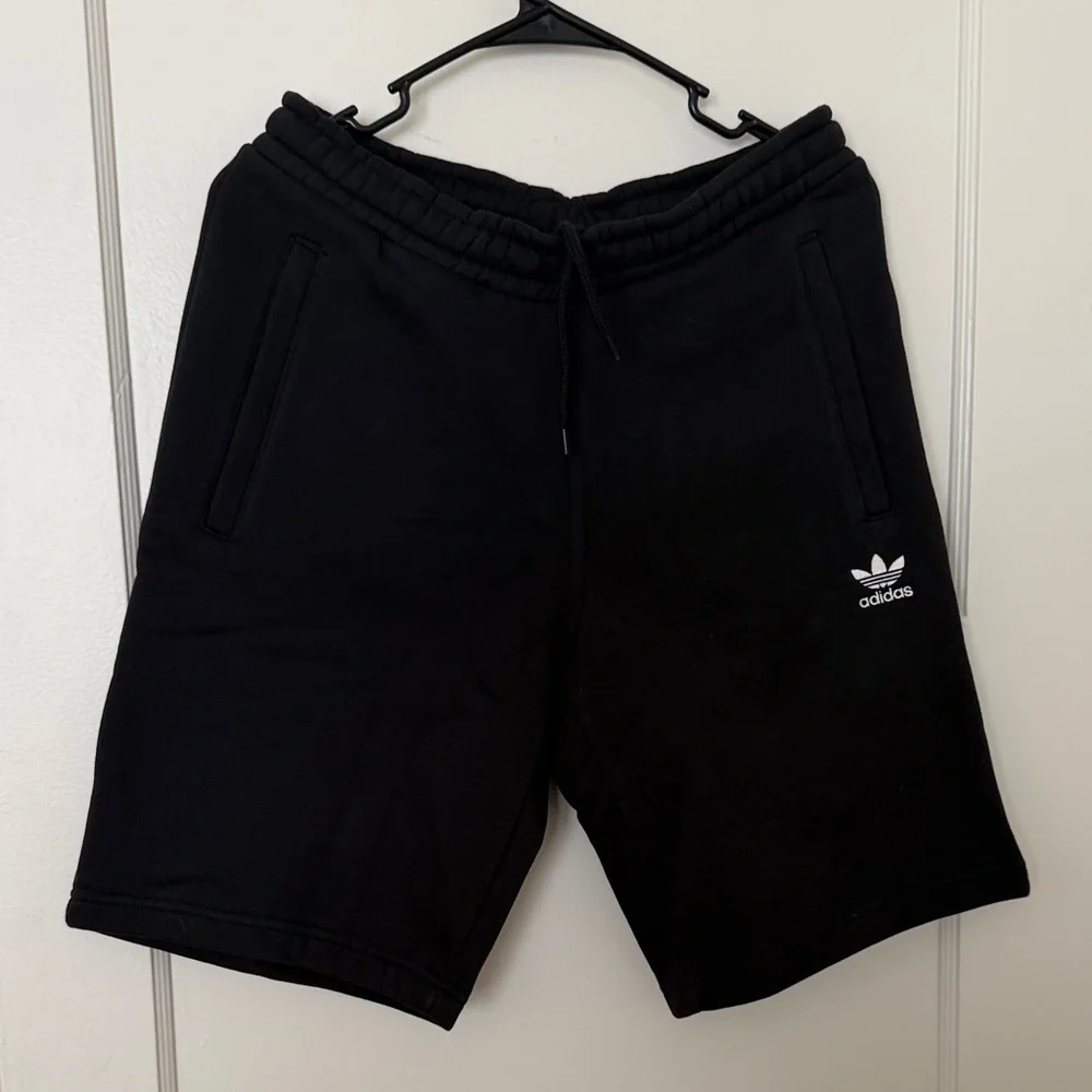 NWT Adidas Originals Adicolor Essentials Trefoil Shorts - Picture 2 of 6